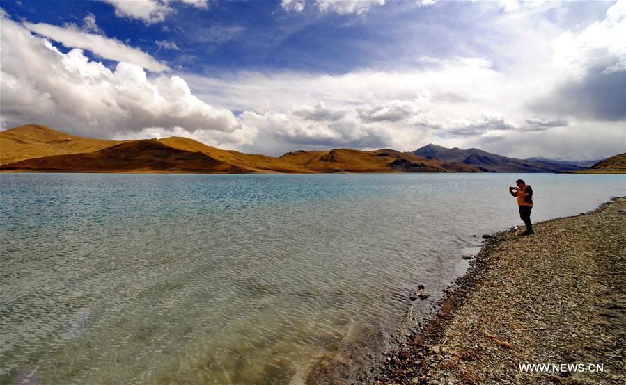 Spring scenery of Yamdrok Lake in China's Tibet 