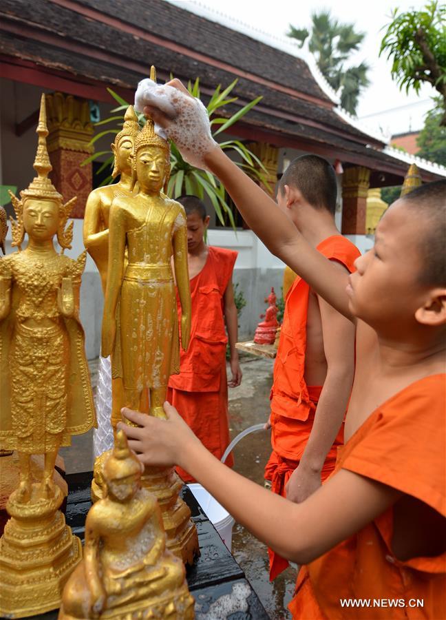 LAOS-LUANGPRABANG-BUDDHA STATUES-WASHING