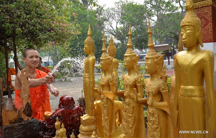 LAOS-LUANGPRABANG-BUDDHA STATUES-WASHING