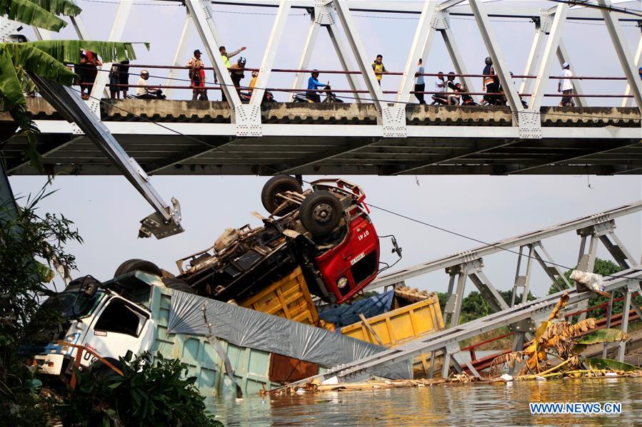 INDONESIA-TUBAN-BRIDGE COLLAPSE