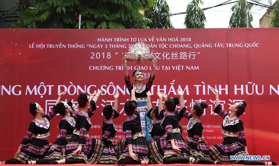 VIETNAM-HANOI-FESTIVAL-PERFORMANCE