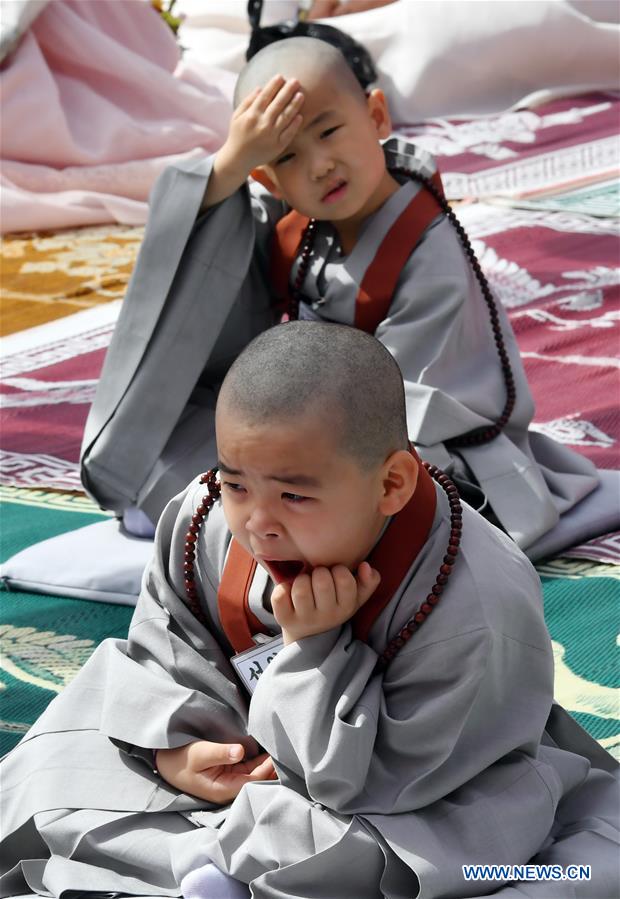 Boy monks have their hair cut during ceremony for upcoming Buddha's  Birthday in Pusan - Xinhua 