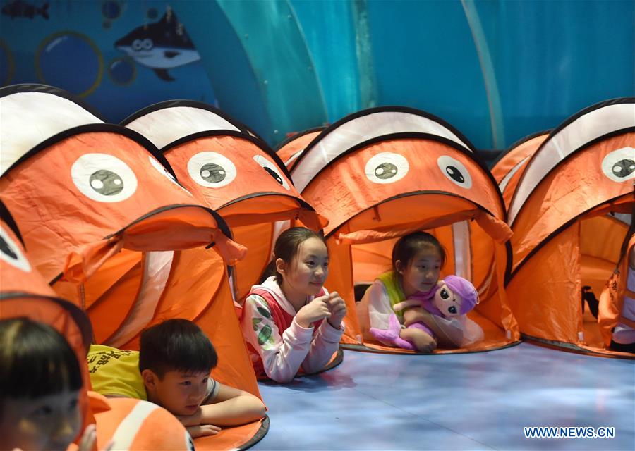 CHINA-QINGDAO-OCEAN PARK-CHILDREN-SLEEPOVER (CN)