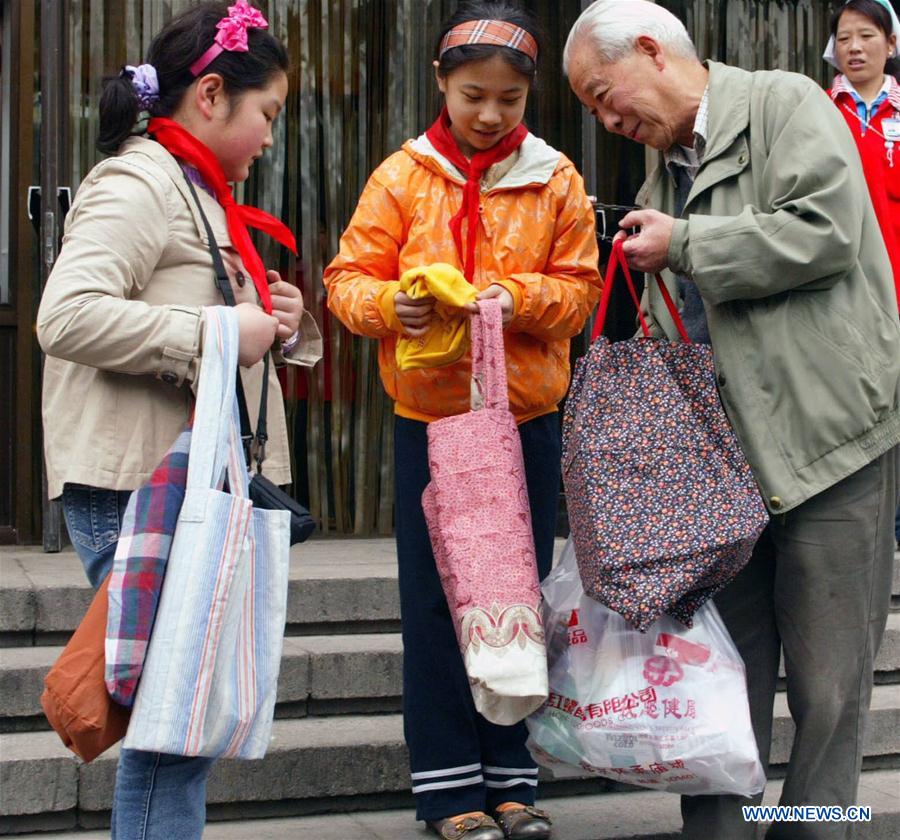 Xinhua Headlines: China battles plastic pollution