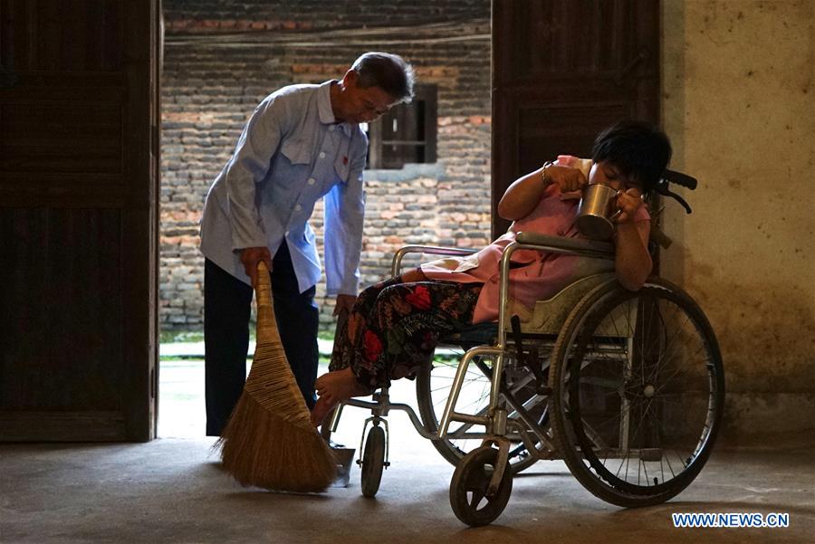 CHINA-JIANGXI-XINYU-FATHER-DISABLED DAUGHTER-STORY (CN)