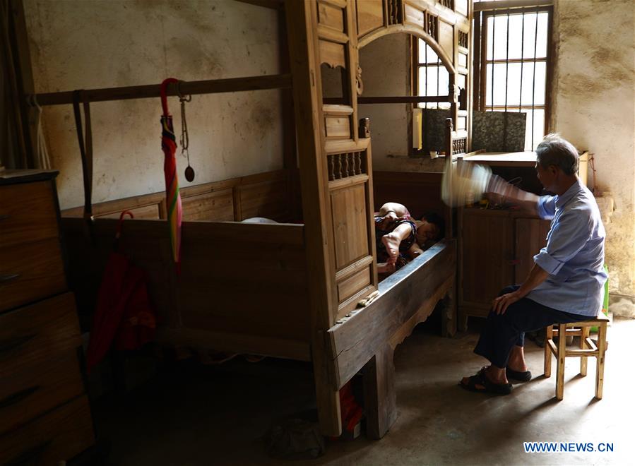 CHINA-JIANGXI-XINYU-FATHER-DISABLED DAUGHTER-STORY (CN)