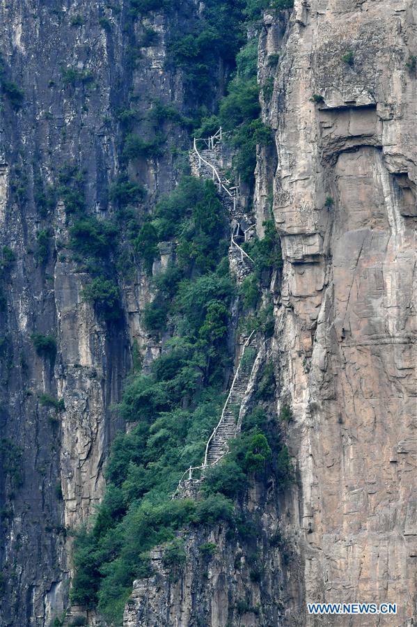 CHINA-SHANXI-SHENLONGWAN VILLAGE-CLIFF ROAD (CN)