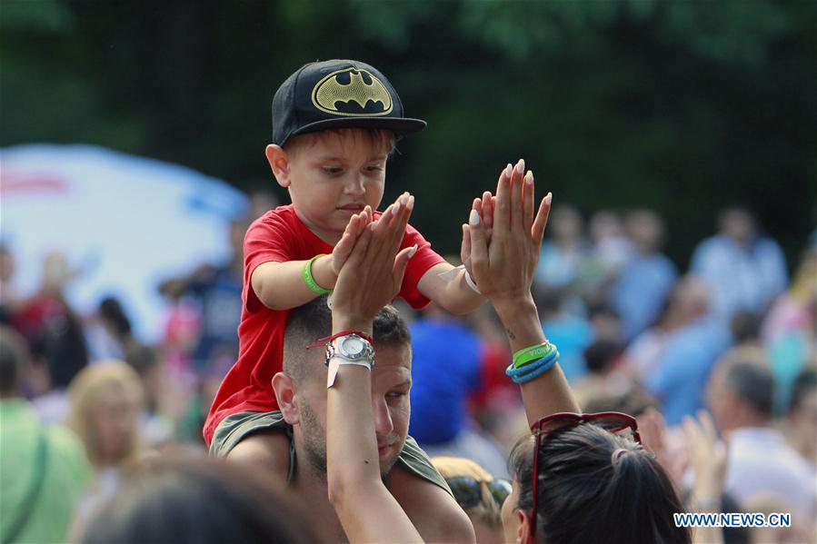 Guinness world record for hand clapping game set in Buftea, Romania