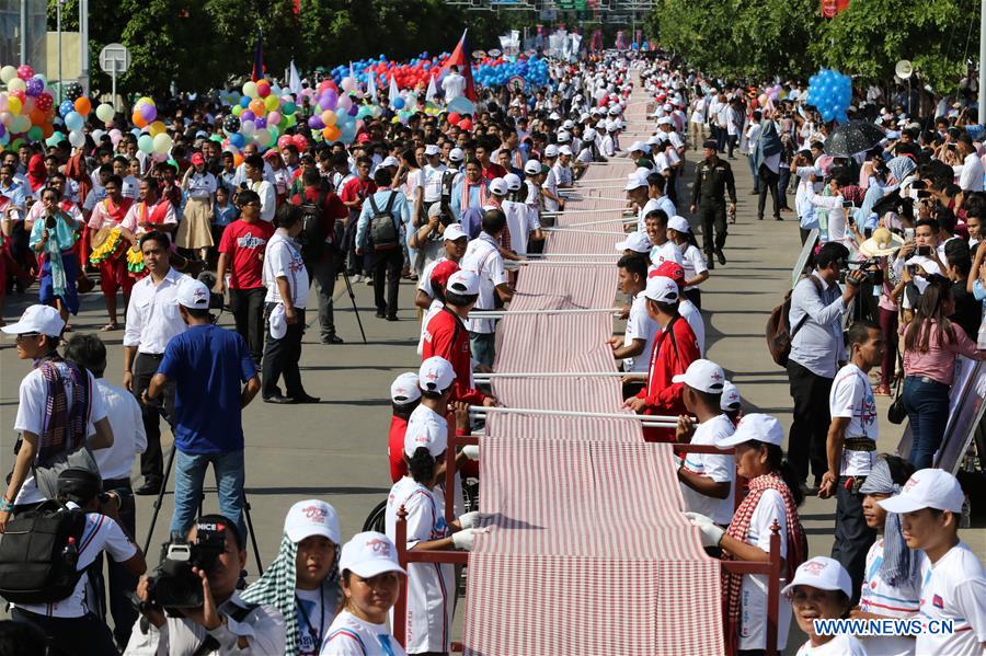 CAMBODIA-PHNOM PENH-LONGEST HAND WOVEN SCARF-GUINNESS WORLD RECORD