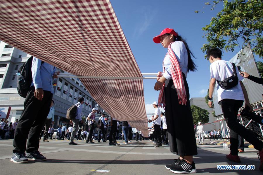CAMBODIA-PHNOM PENH-LONGEST HAND WOVEN SCARF-GUINNESS WORLD RECORD