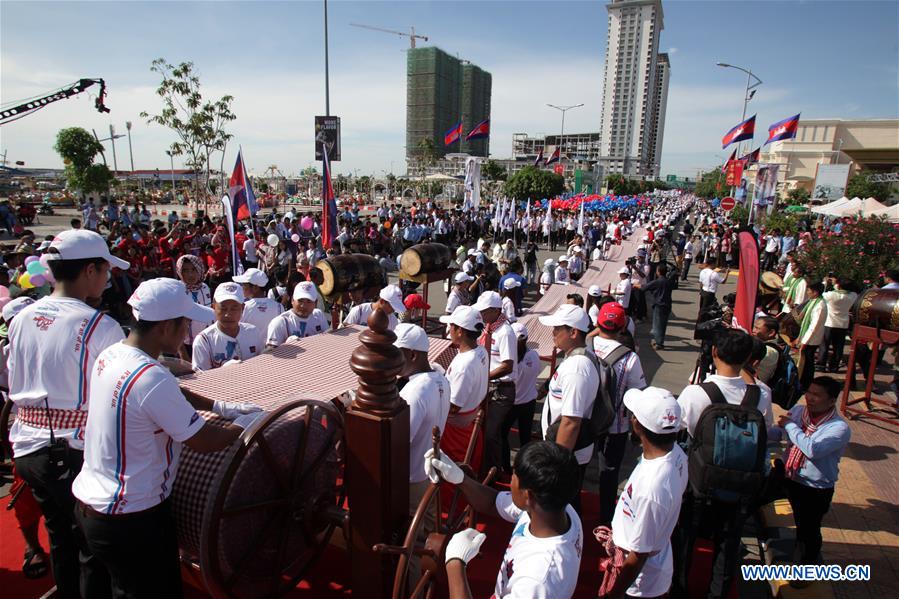 CAMBODIA-PHNOM PENH-LONGEST HAND WOVEN SCARF-GUINNESS WORLD RECORD