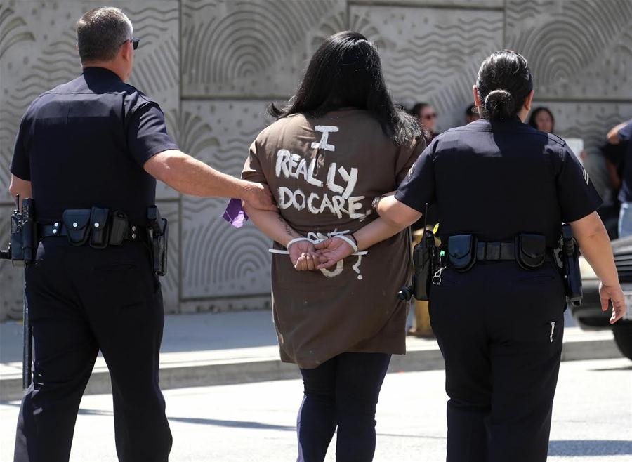U.S.-LOS ANGELES-IMMIGRATION POLICY-PROTESTERS-ARREST