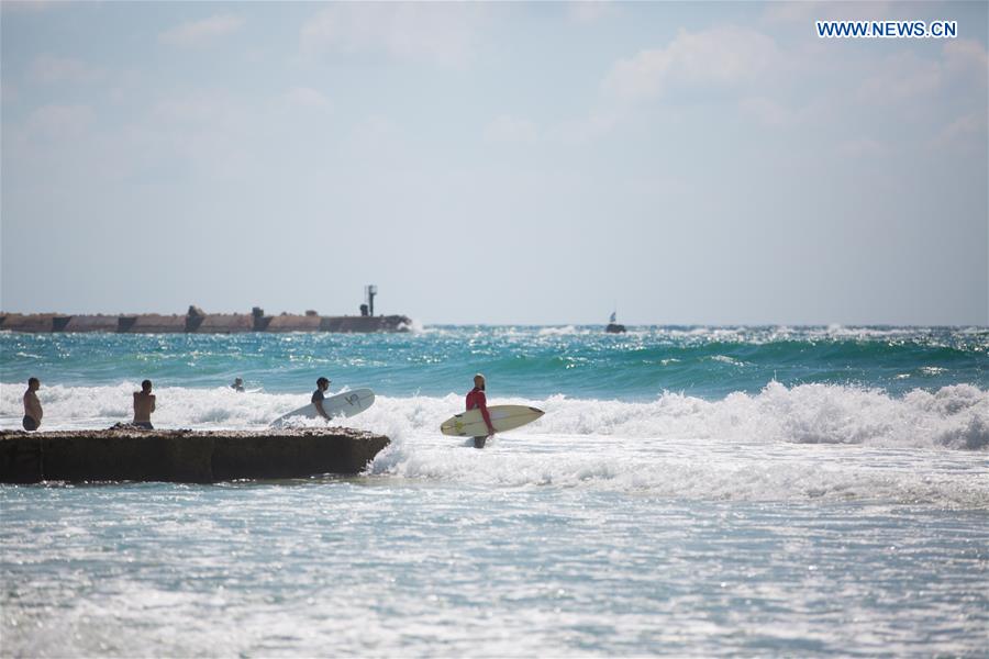 ISRAEL-TEL AVIV-SURFING