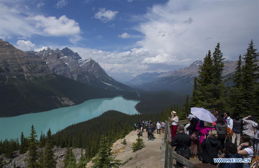 CANADA-ROCKY MOUNTAINS-SUMMER-SCENERY