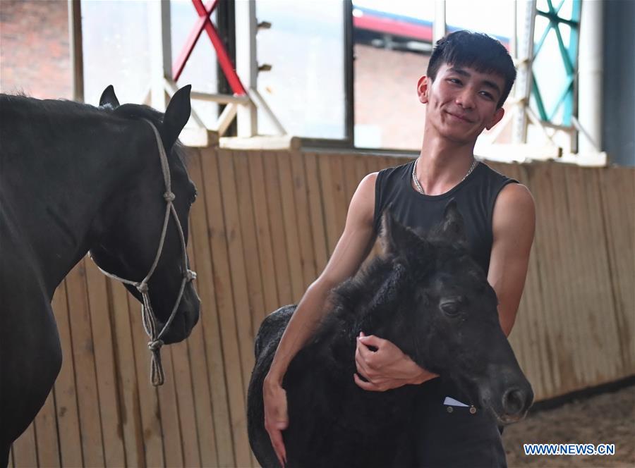 CHINA-JIANGXI-EQUESTRIANISM-RIDING SCHOOL-TEENAGER (CN)