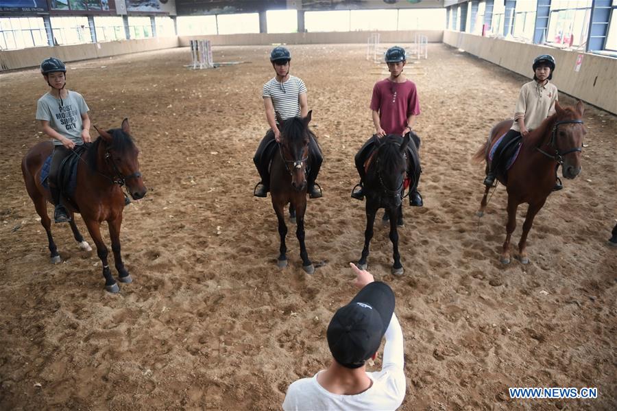 CHINA-JIANGXI-EQUESTRIANISM-RIDING SCHOOL-TEENAGER (CN)