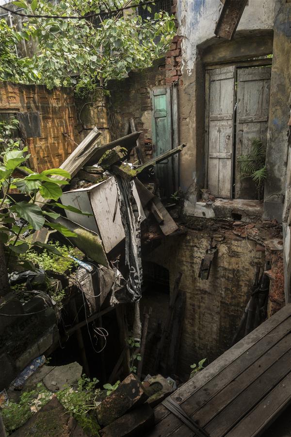 INDIA-KOLKATA-OLD AND DILAPIDATED HOUSE