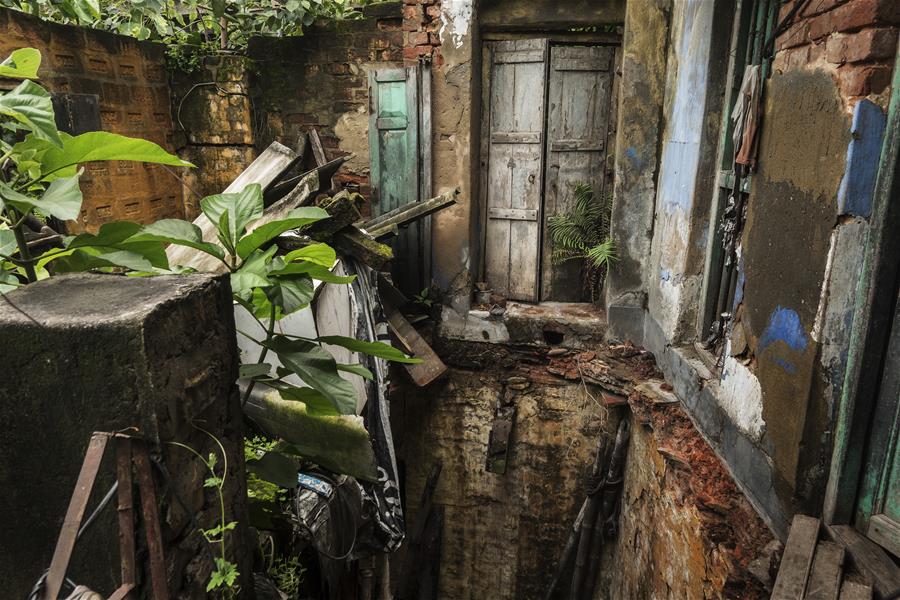 INDIA-KOLKATA-OLD AND DILAPIDATED HOUSE