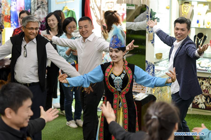 Xinhua Headlines: Authentic Kashgar, Uygurs offer tourists their hearts, home