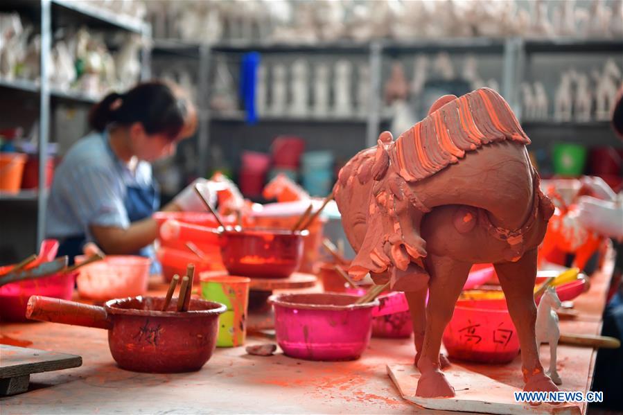 Pic story of tricolored glazed pottery technique inheritor in China's