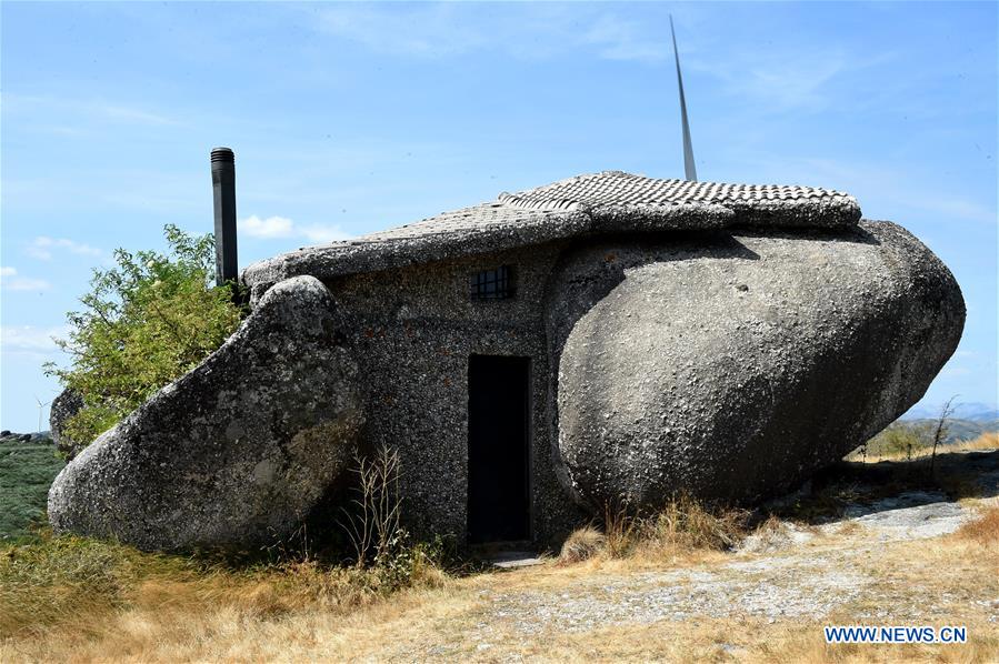 PORTUGAL-FAFI-STONE HOUSE