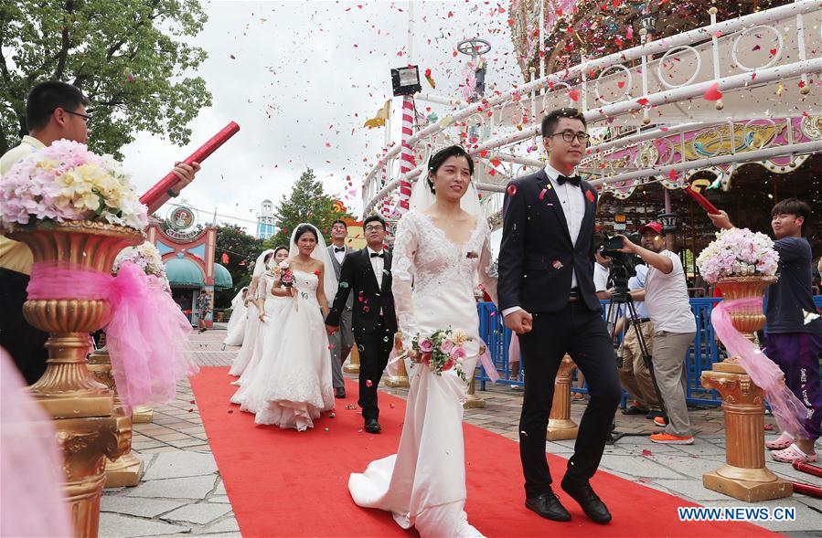 CHINA-SHANGHAI-AMUSEMENT PARK-GROUP WEDDING (CN)