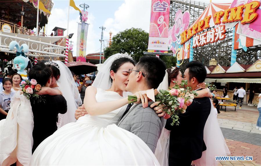CHINA-SHANGHAI-AMUSEMENT PARK-GROUP WEDDING (CN)