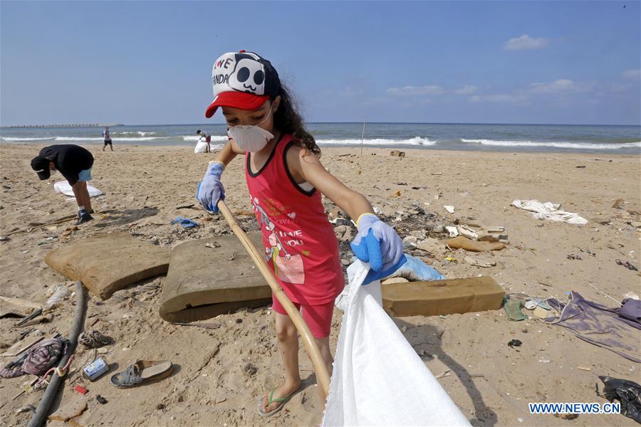 LEBANON-BEIRUT-BEACH-CLEANING