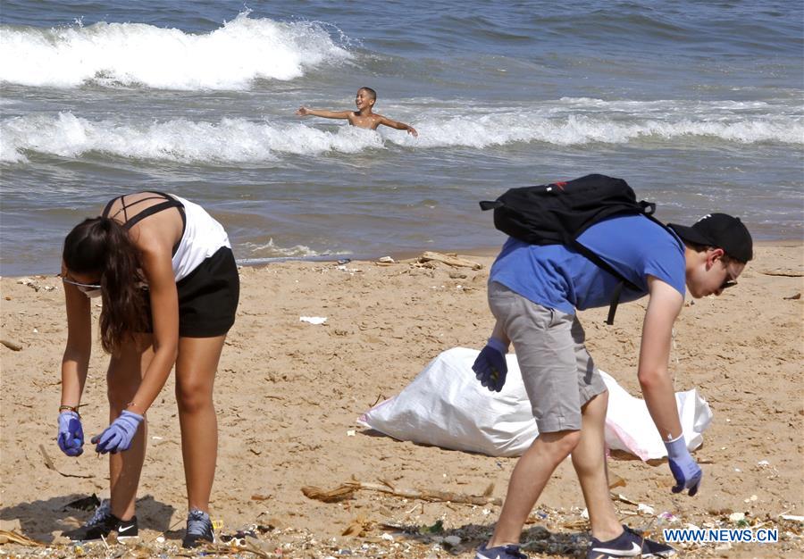 LEBANON-BEIRUT-BEACH-CLEANING