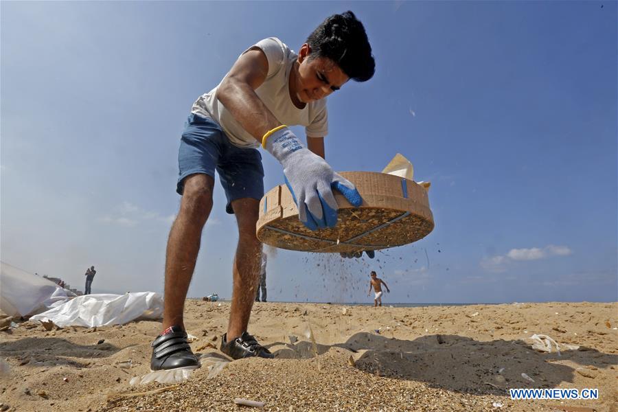 LEBANON-BEIRUT-BEACH-CLEANING