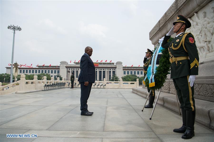 CHINA-BEIJING-BOTSWANA-PRESIDENT-MONUMENT-TRIBUTE (CN)