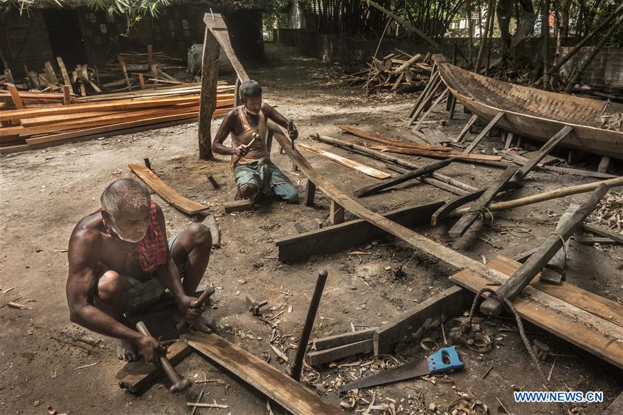 INDIA-KOLKATA-TRADITIONAL BOAT MAKING