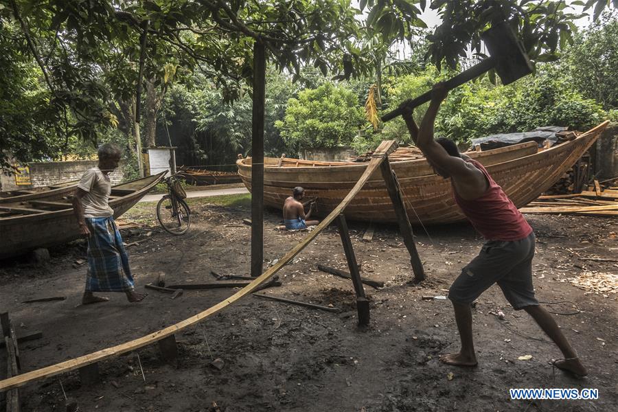 INDIA-KOLKATA-TRADITIONAL BOAT MAKING