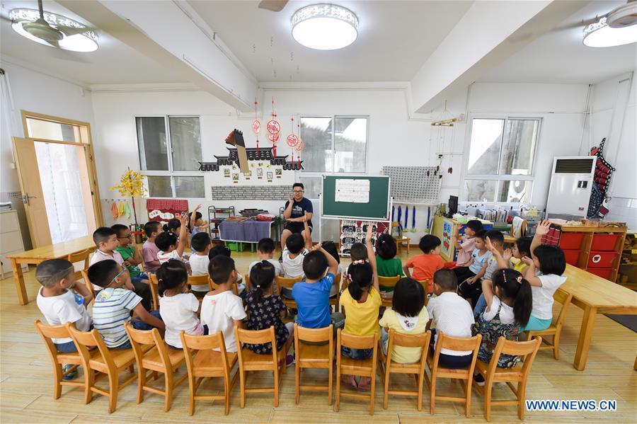 CHINA-JIANGSU-NANJING-KINDERGARTEN-MALE TEACHER (CN)
