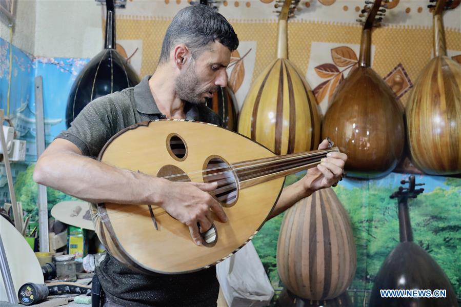 IRAQ-BAGHDAD-LUTE MAKING