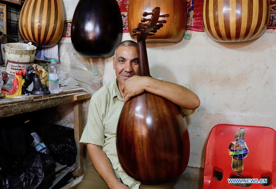 IRAQ-BAGHDAD-LUTE MAKING