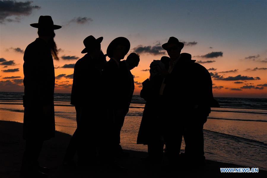 ISRAEL-TEL AVIV-TASHLICH RITUAL