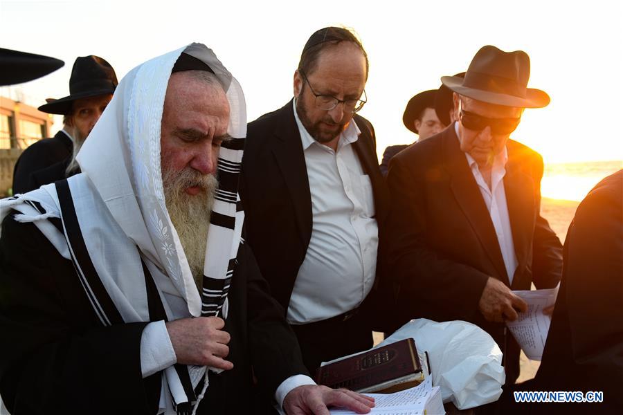 ISRAEL-TEL AVIV-TASHLICH RITUAL