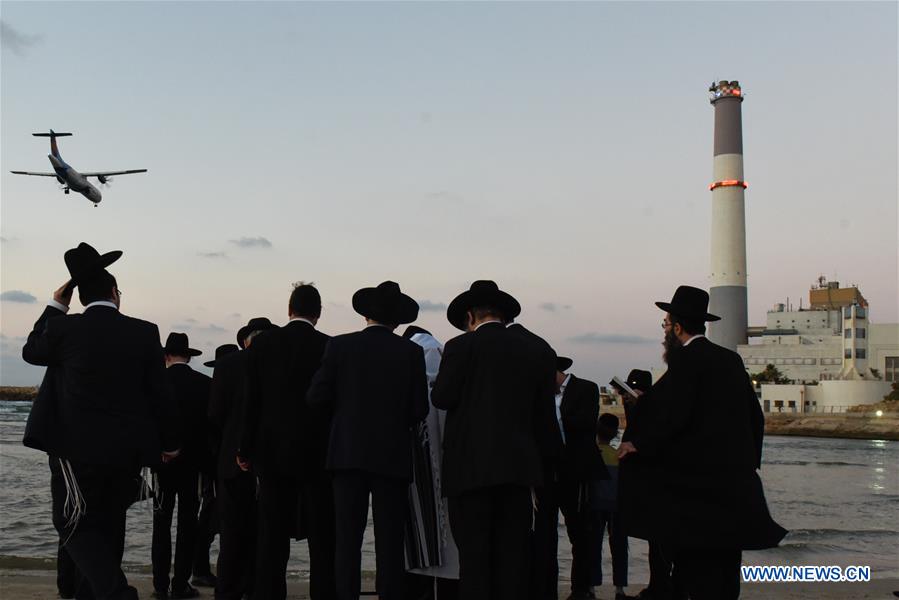 ISRAEL-TEL AVIV-TASHLICH RITUAL