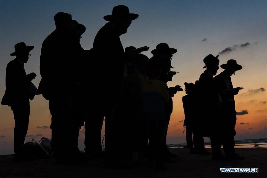 ISRAEL-TEL AVIV-TASHLICH RITUAL