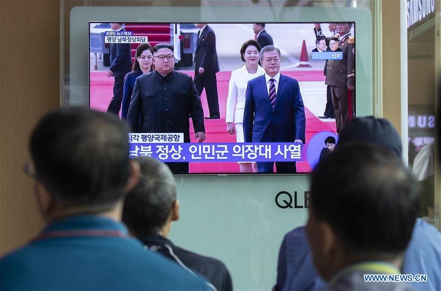 Xinhua Headlines: Koreas improve relations, await U.S. response in denuke talks