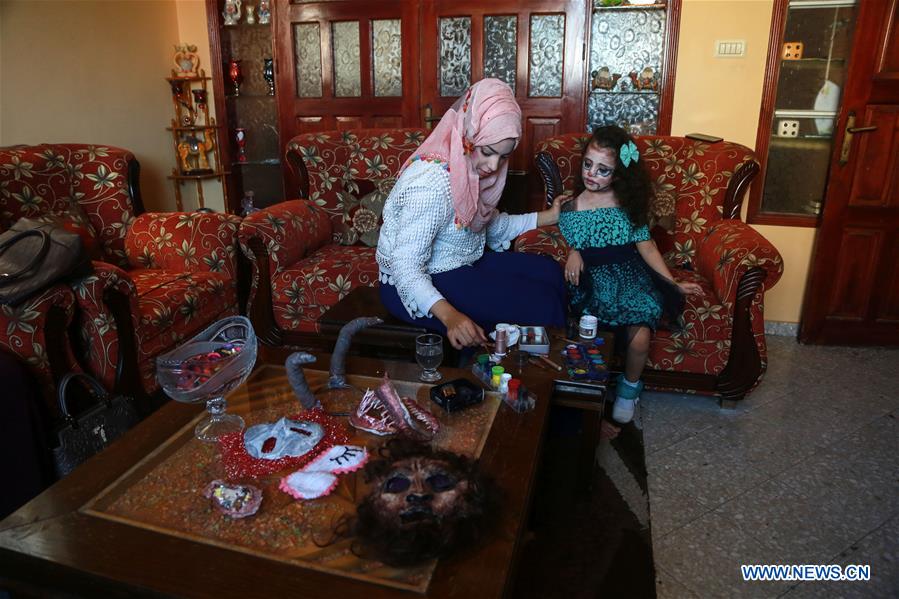 MIDEAST-GAZA-CINEMATIC-MAKE-UP-ARTIST