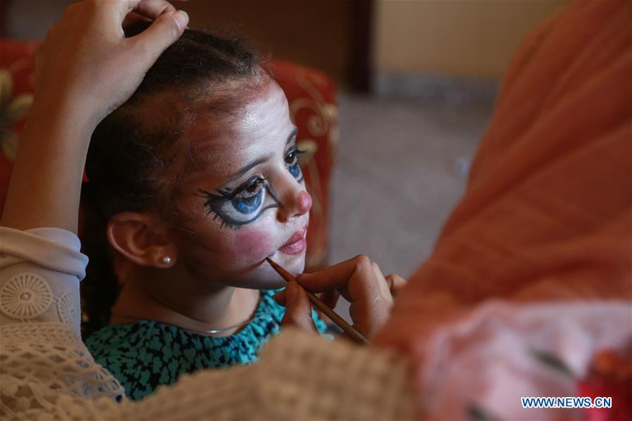 MIDEAST-GAZA-CINEMATIC-MAKE-UP-ARTIST