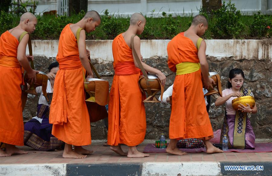 LAOS-LUANG PRABANG-TAK BAT-CEREMONY