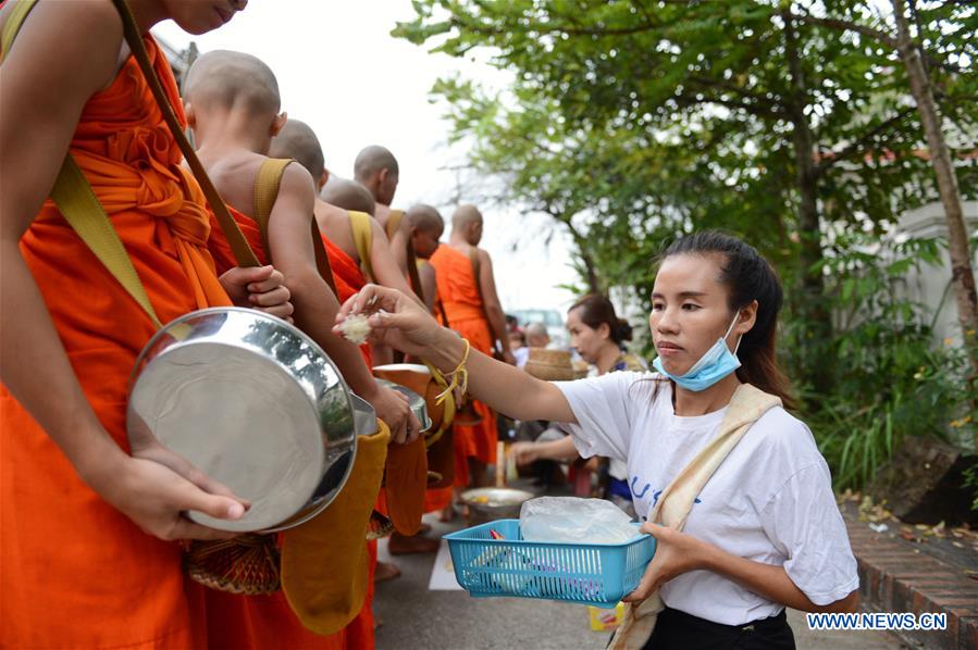 LAOS-LUANG PRABANG-TAK BAT-CEREMONY