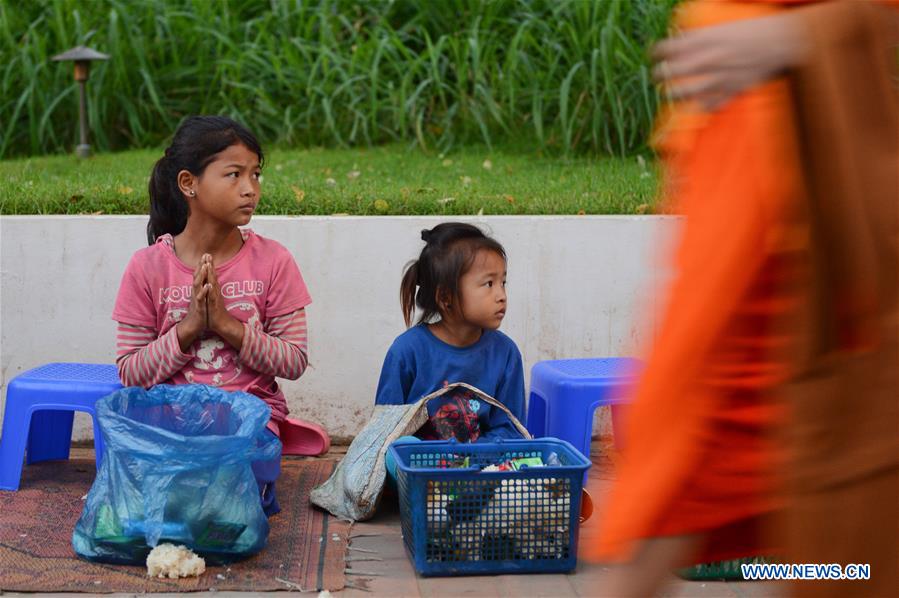 LAOS-LUANG PRABANG-TAK BAT-CEREMONY