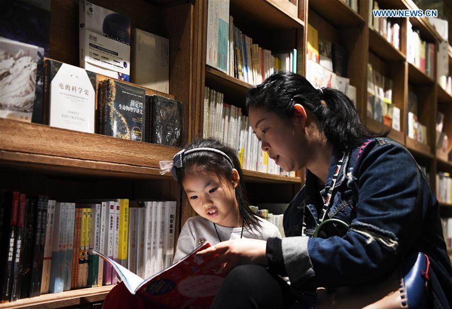 CHINA-CHONGQING-BOOKSTORE-READING (CN)