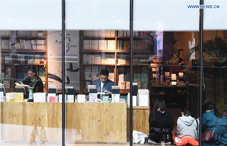 CHINA-CHONGQING-BOOKSTORE-READING (CN)