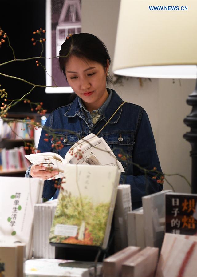 CHINA-CHONGQING-BOOKSTORE-READING (CN)