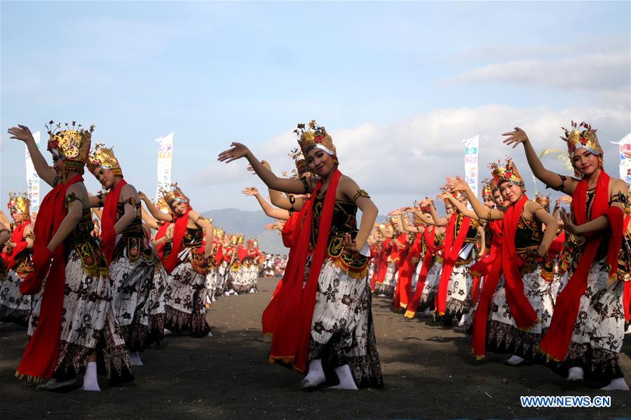 INDONESIA-BANYUWANGI-MASS DANCE-GANDRUNG SEWU